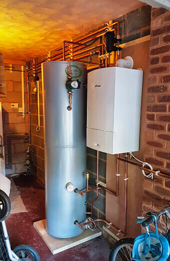 https://plumberdoubleview.com.au/uploads/2025/06/hot-water-684599.jpg